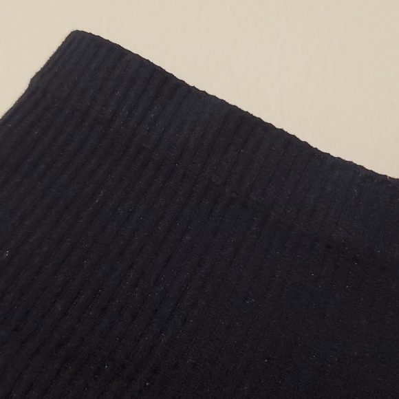 Active USA black short sleeve ribbed small v neck crop top - Picture 3 of 5